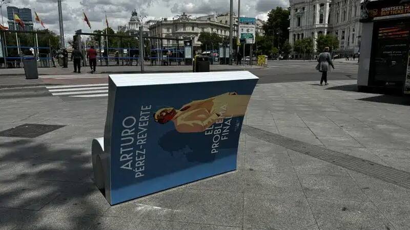 Madrid se llenó de bancos con forma de libros: dónde encontrarlos para sacarse una selfie.