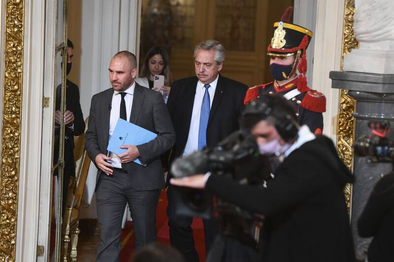Martín Guzmán junto a Alberto Fernández en la Casa Rosada