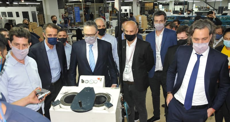 Autoridades de Topper junto a la comitiva de gobierno