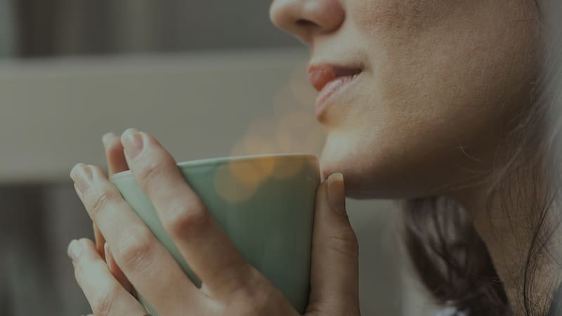 Descubre los beneficios de tomar un té de melisa todas las noches y conviértelo en un habito diario.