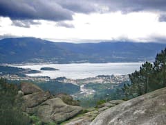 Entre mar y montañas: se encuentra a 1 hora de Santiago de Compostela y es el pueblo más bonito de La Coruña