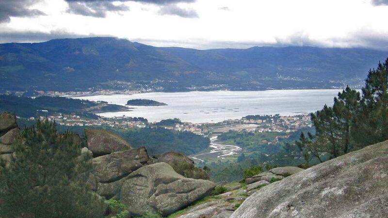 Entre mar y montañas: se encuentra a 1 hora de Santiago de Compostela y es el pueblo más bonito de La Coruña.