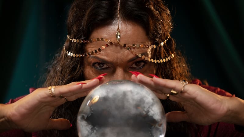 La brujería puede manifestarse en cambios inesperados y negativos en tu vida. Estos pueden incluir dificultades en el trabajo, en las relaciones o en la salud.