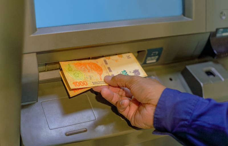 Desde el 28 de junio de 2025, los cajeros automáticos en Argentina comenzarán a incorporar un nuevo sistema (Fuente: Shutterstock).