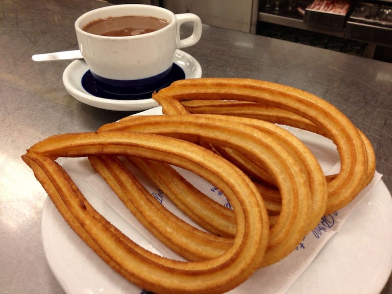 Los churros del Café Tortoni son crujientes por fuera y tiernos por dentro, espolvoreados con azúcar. (Foto: Wikimedia Commons)
