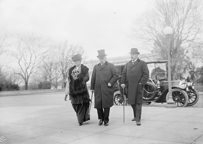 John Pierpont Morgan, junto a su hijo y su hermana
