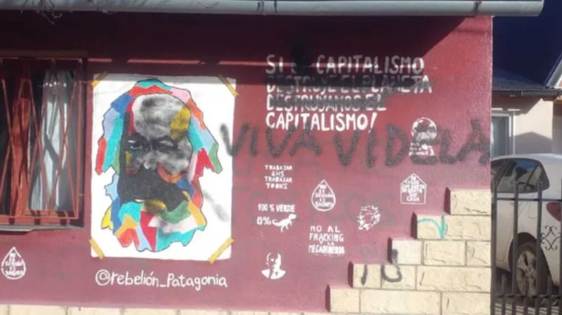 La pintada en el local de Bariloche que provocó la reunión entre Frnacos y Bregman