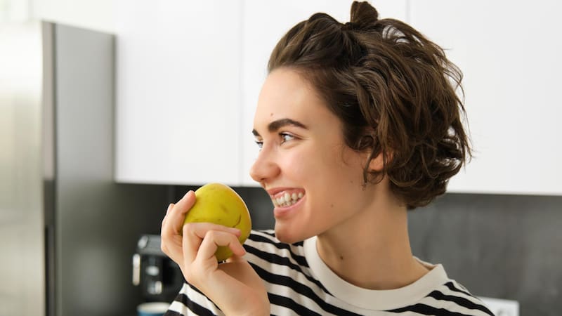 Su consumo es versátil, ya que puede ingerirse fresca, en batidos, postres, helados y ensaladas.