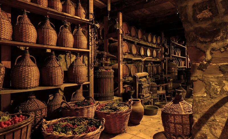 Los arqueólogos descubrieron una treintena de tinajas grandes utilizadas para almacenar vino, además de dos cuencas de decantación. (Imagen: archivo)