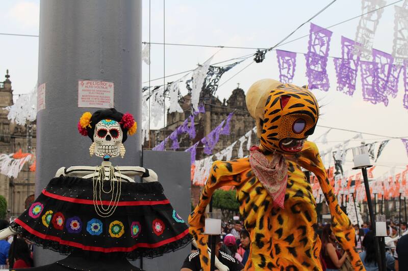 Este evento permite a los visitantes disfrutar de la tradición sin necesidad de salir de la ciudad, convirtiéndose en un punto de encuentro cultural. Fuente: Marco Antonio Ibarra Neri en Wikimedia Commons