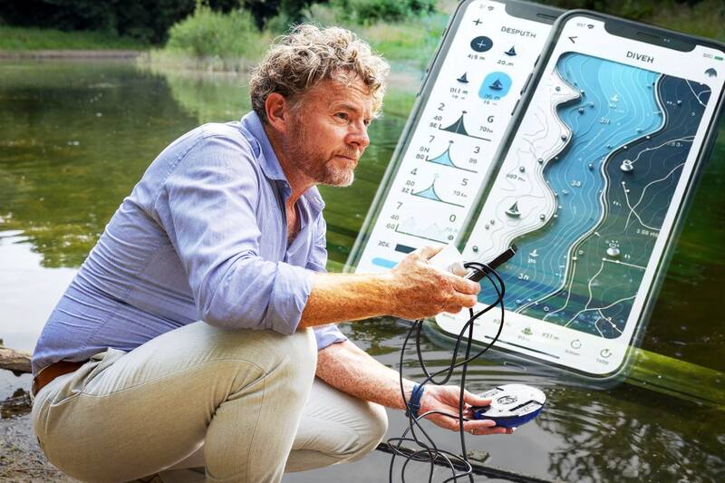 Kris De Decker equipa una canoa con un sensor en el río Congo.