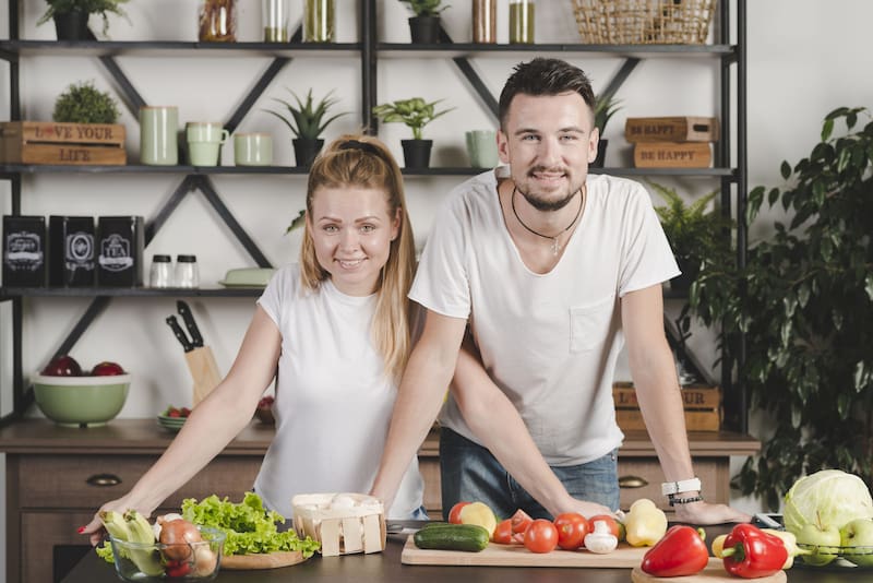 Mantener una buena hidratación es crucial para apoyar el proceso de autolimpieza del colon. (Fuente: Freepik)