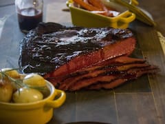 El bodegón judío donde hacen el mejor pastrón de Buenos Aires: dónde queda y qué otros deliciosos platos sirven