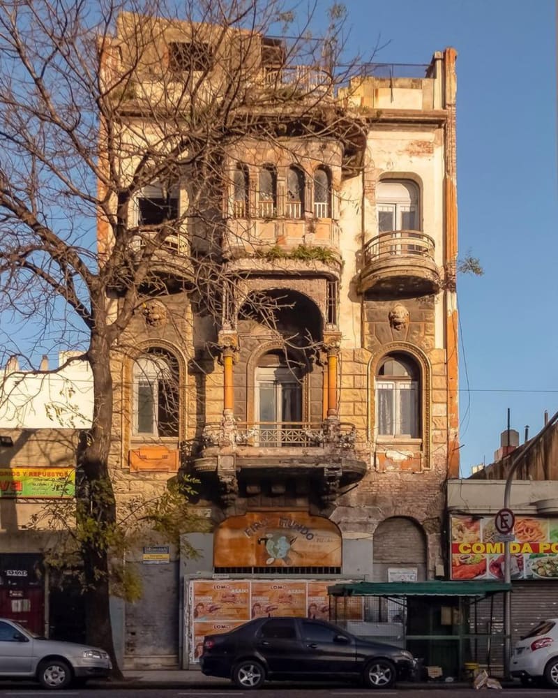 El "mirador de ahorcado" es una casa histórica ubicada en la avenida Entre Ríos al 1081, en el barrio de San Cristóbal, Buenos Aires. (Foto: Pinterest)