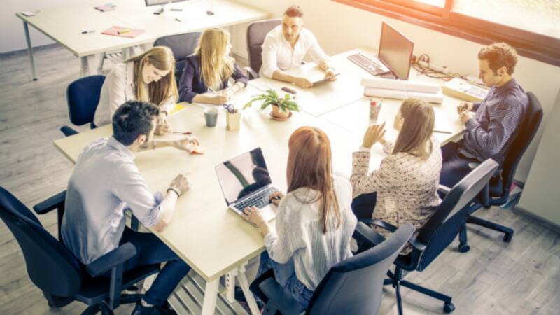 La creación de aglomerados industriales y polos productivos regionales favorecen la competitividad y la innovación.