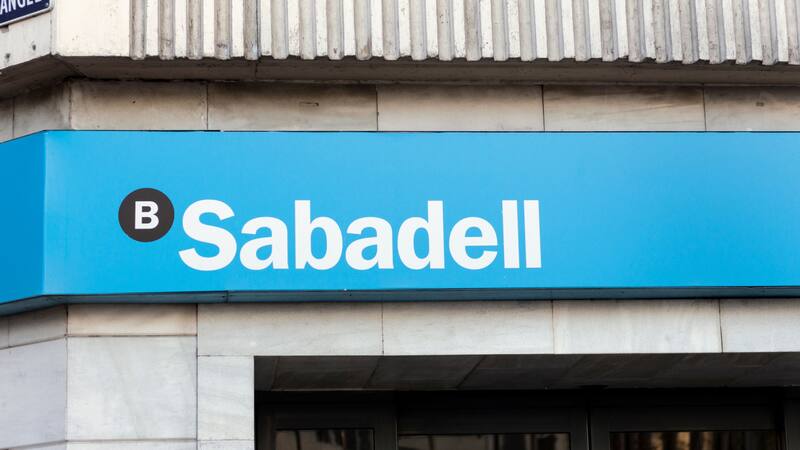 Banco Sabadell regala 300 euros a los clientes que cumplan con ciertas condiciones.