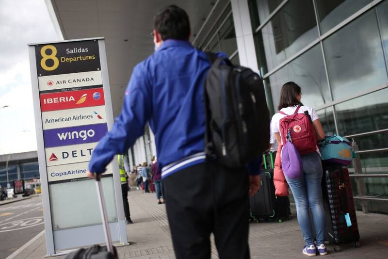 Las agencias suspenden ventas o deciden tomar solo dólar para cubrirse frente a posibles cambios.