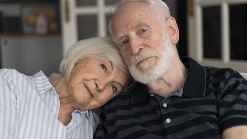 Los 5 puntos claves que explican por qué las mujeres envejecen más rápido que los hombres, según los hallazgos de la Universidad de Copenhague.