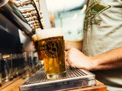 Cómo servir la cerveza perfecta, según el mejor ‘beertender’ del país