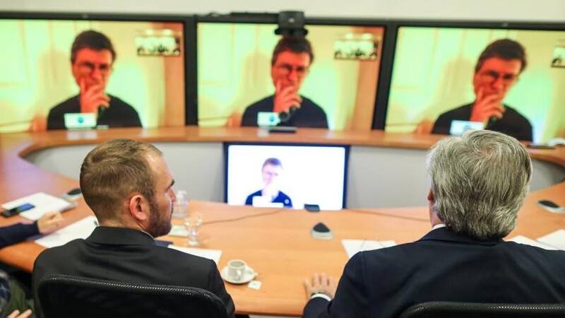 Guzmán y el presidente, en una reciente videoconferencia con el economista Jeffrey Sachs.