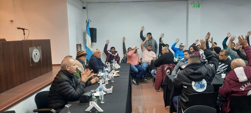 Votación a mano alzada para definir la propuesta