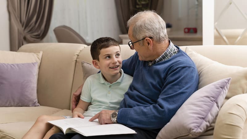 Hay un estudio que confirma una relación genética entre los estudios de tus abuelos y tu edad.