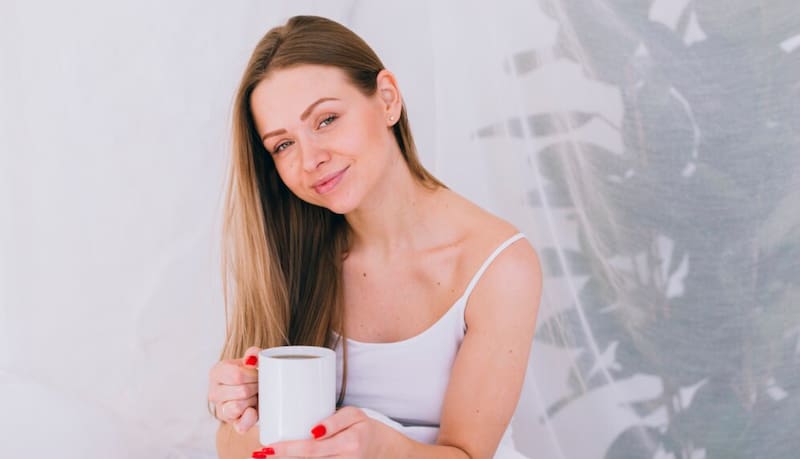 Al incluir plantas naturales en su fórmula, este té es considerado una opción saludable para mejorar el sueño. (Foto: freepik.es)