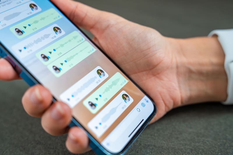 Así puedes liberar memoria en tu celular eliminando archivos acumulados en la "papelera oculta" de WhatsApp, una vía efectiva para mejorar el rendimiento sin perder tus conversaciones. Fuente: Shutterstock.