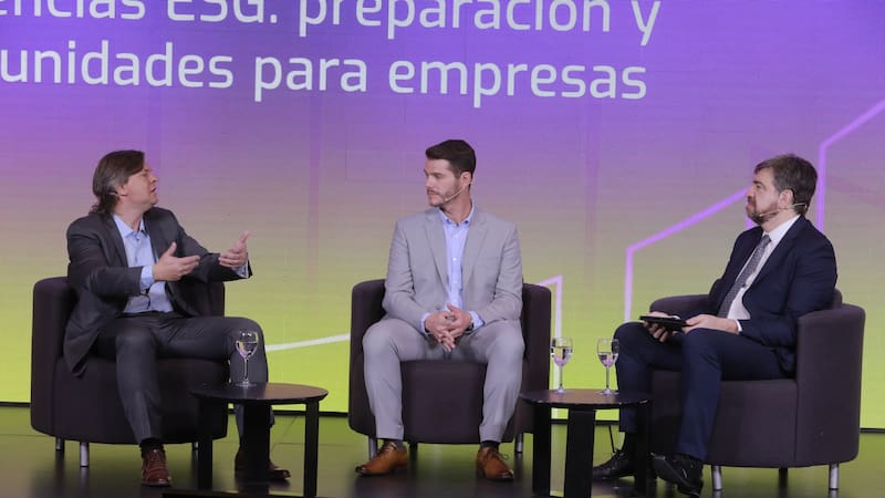 Daniel Kislauskis y Orlando Scarpelli, socios de Deloitte, junto con Hernán de Goñi, de El Cronista