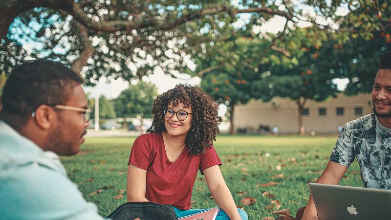 Un país europeo que apoya económicamente a estudiantes universitarios.