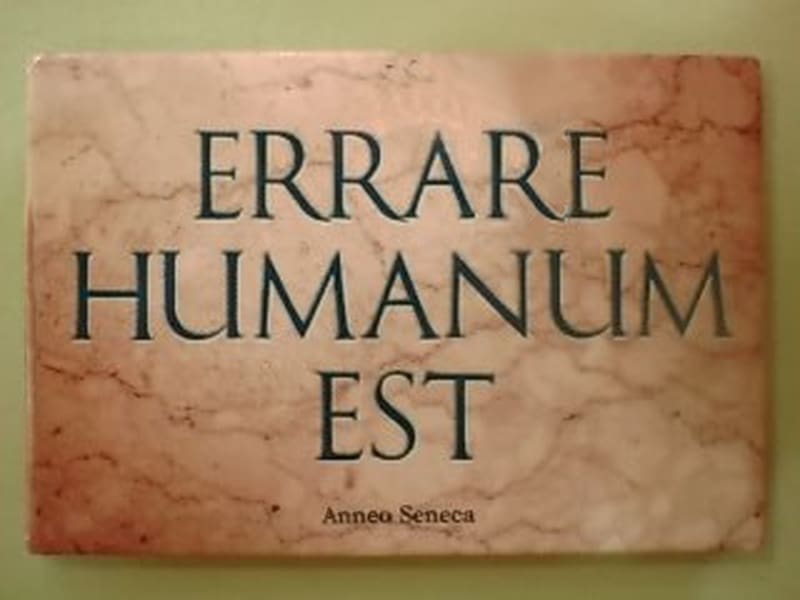 Errare humanum est, «errar es humano», como inscripción. La atribución a Aennaeus Seneca (probablemente Séneca el Viejo) que se ve aquí es incierta, porque no aparece en las obras ni del mayor ni de su hijo; la frase se origina en las Epístolas de Jerónimo y (en una forma bastante diferente) en las Filípicas de Cicerón. (Imagen: Wikimedia Commons)
