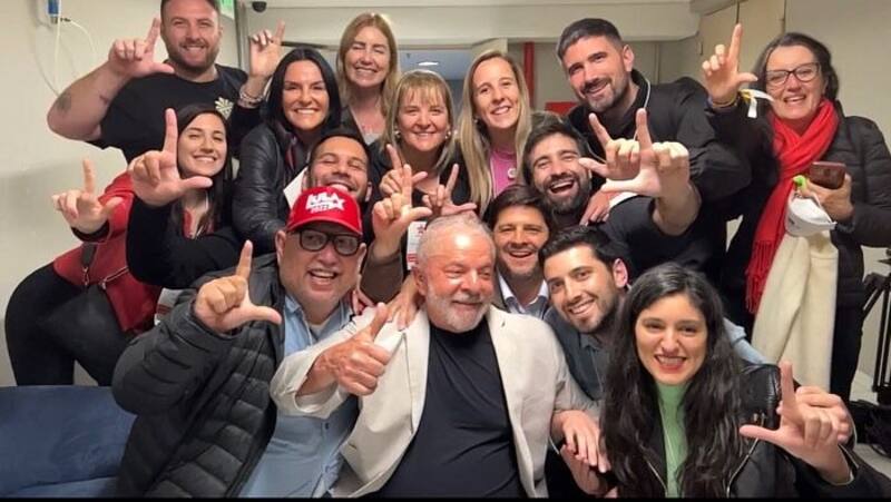 Federico Fagioli, diputado, y María del Carmen Alarcón, del Instituto Patria, entre otros, con Lula el domingodi