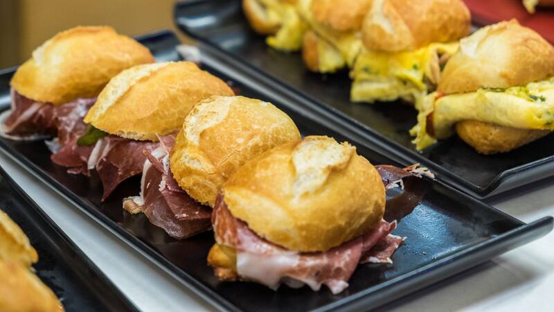 Bandejas con montaditos variados en un bar en Bilbao, España.