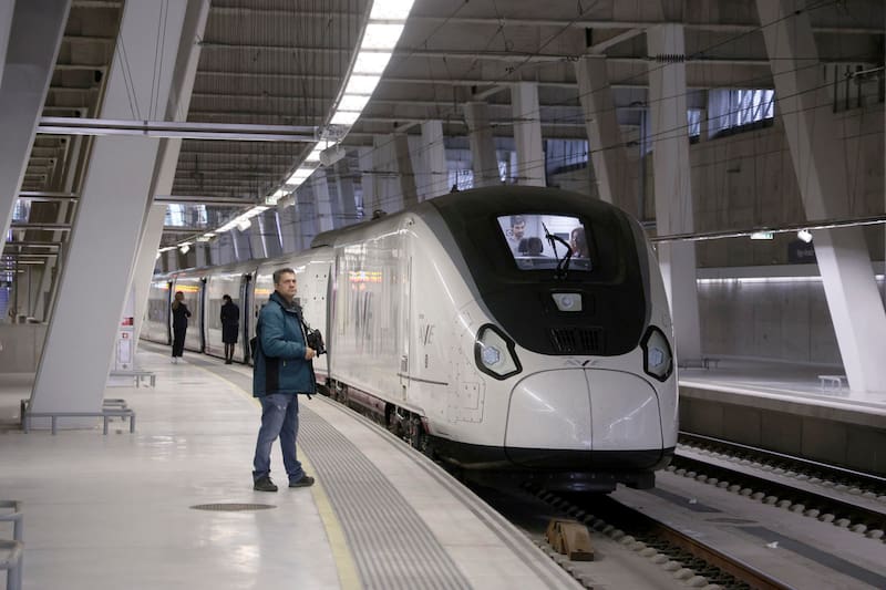 Los precios más competitivos se encuentran en trayectos nacionales clave como Madrid-Alicante y Madrid-Valencia. (Foto: EFE)