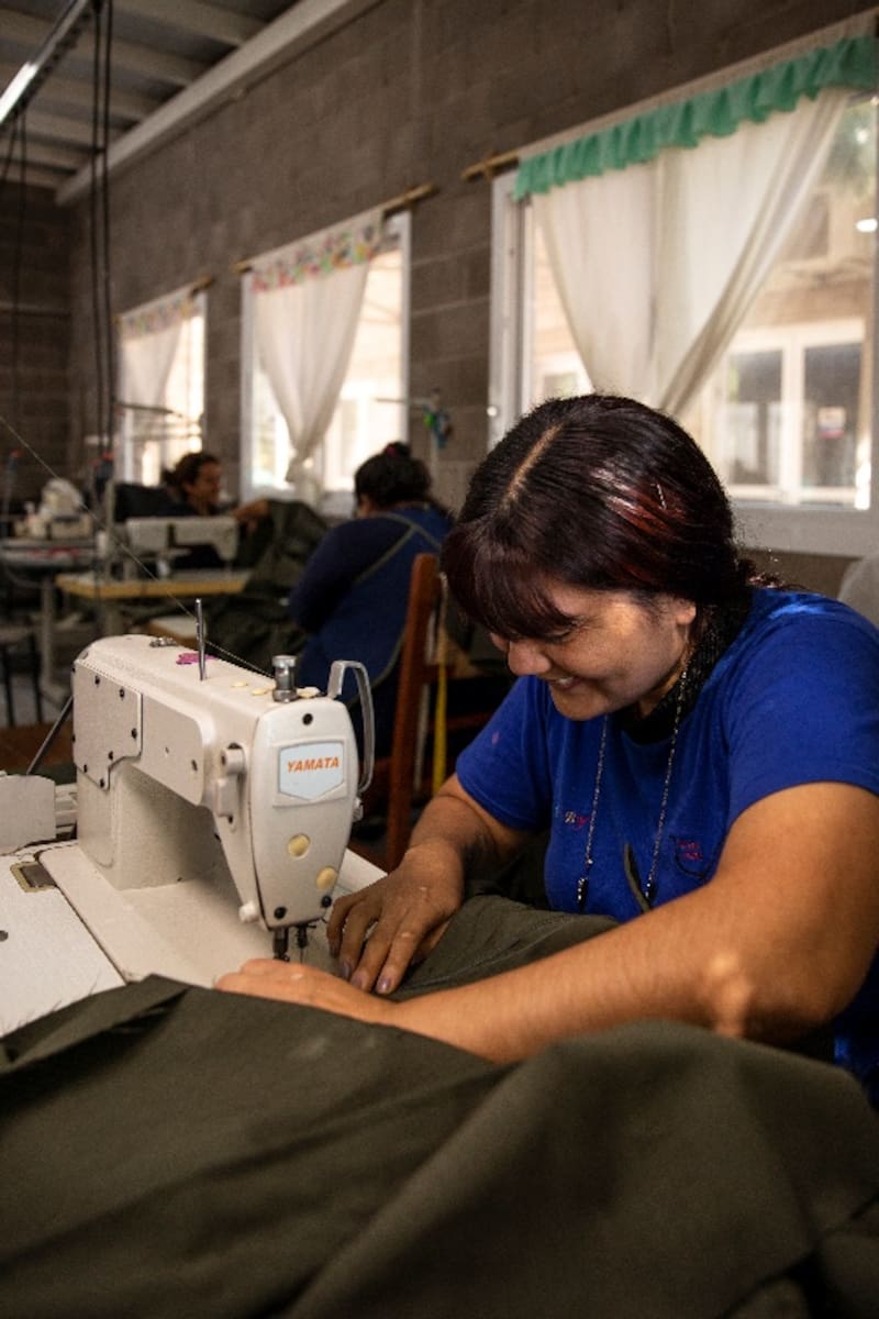 Los centros de costura ubicados en finca Maipú y Santa Rosa, promovidos en sus inicios por Emma Zuccardi en su propia casa, hoy producen indumentaria tanto para la empresa y como para clientes externos.