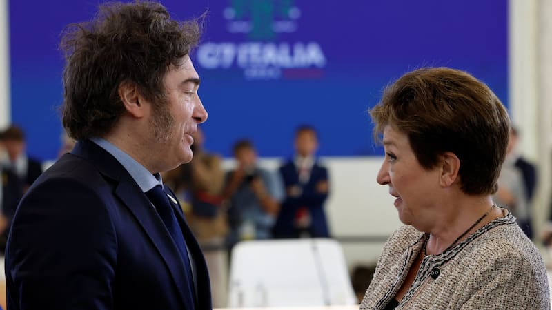 Milei quiere un acuerdo con el FMI sin moverse de lo que está convencido: no está dispuesto a negociar perder el superávit fiscal ni a emitir.