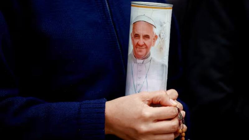 El papa Francisco pasó una noche tranquila, informó este martes la oficina de prensa del Vaticano.