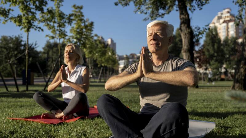 Realizar este tipo de posturas de yoga puede traer grandes beneficios para la salud.