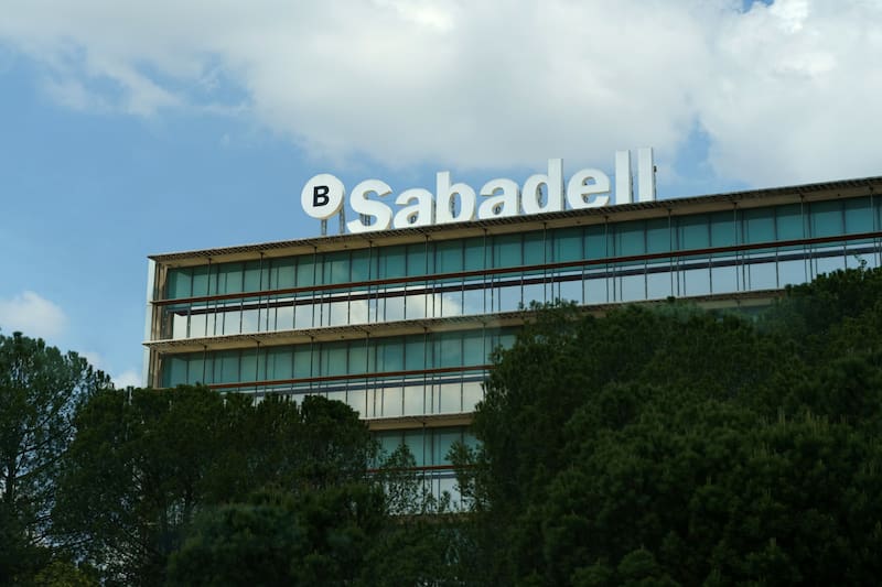 Banco Sabadell contraataca con el dividendo y posible función con otros bancos. Fuente: archivo.