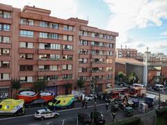 Se tiró al vacío después de atacar a cuchillazos a los padres: cuál es su estado de salud