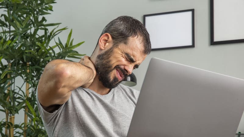 Enfrentarse a un dolor de cuello puede ser complicado, pero saber si usar hielo o calor puede facilitar las cosas