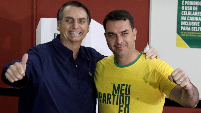 Flavio Bolsonaro pone en aprietos a su padre Jair