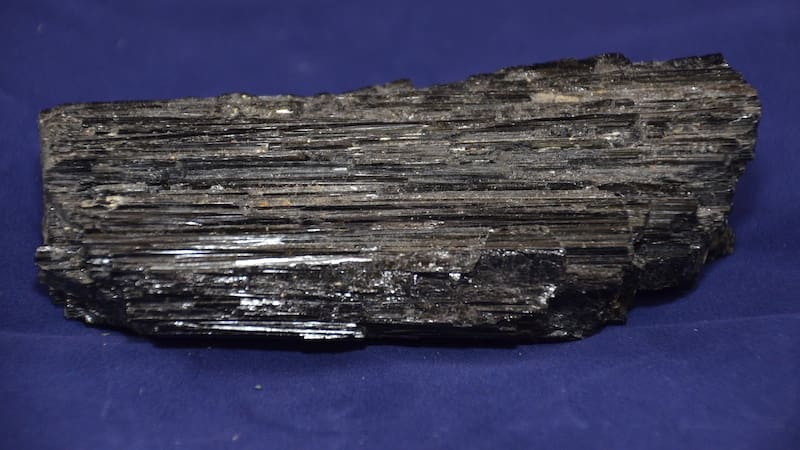 Para que la turmalina negra mantenga sus propiedades óptimas, es fundamental limpiarla regularmente