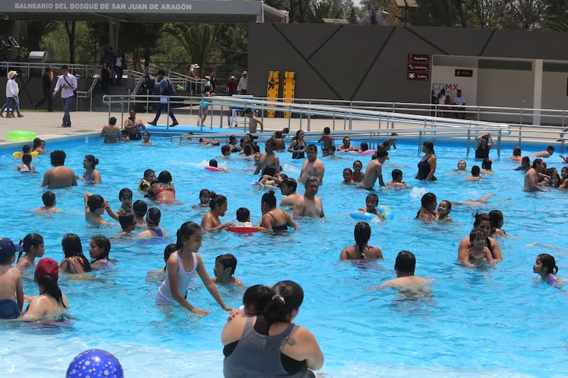 Ideal para disfrutar de sus aguas refrescantes en familia, el balneario del Bosque de San Juan de Aragón cuenta con precios accesibles. Foto: Wiki Commons.