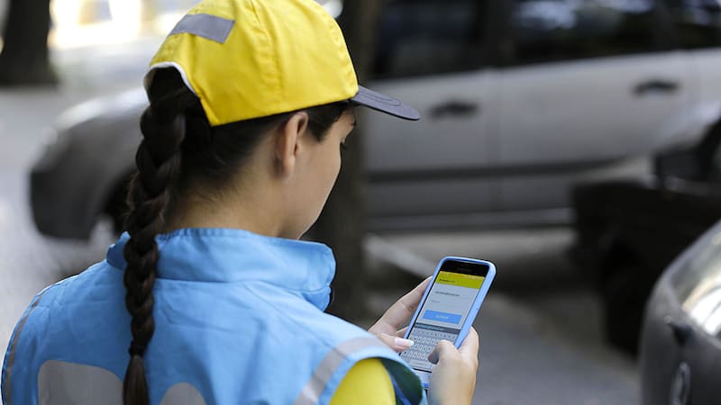 Descubrí cuánto cuesta la multa por no usar casco arriba de la moto en la Ciudad de Buenos Aires.