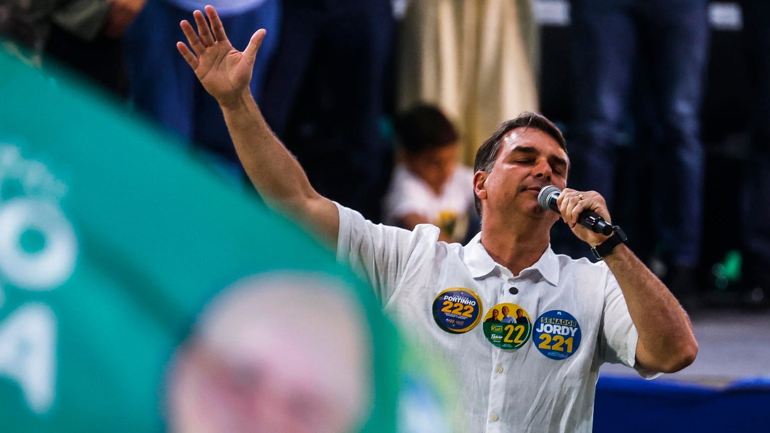 La “guerra de dioses” brasileña: la disputa por el poder y la identidad detrás del triunfo de Flávio Bolsonaro La “guerra de dioses” brasileña: la disputa por el poder y la identidad detrás del triunfo de Flávio Bolsonaro