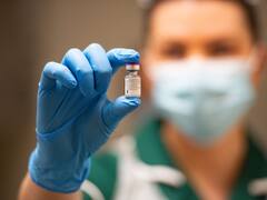 El nuevo DNU no deroga la resolución que permite convocar a trabajo presencial a los vacunados