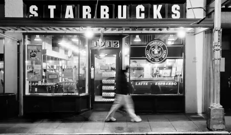 El primer local de Starbucks en Seattle aún continúa abierto al público.