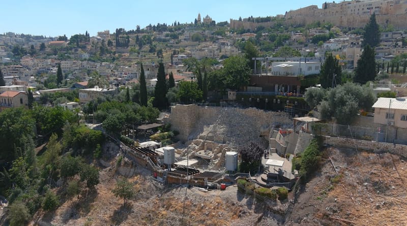 Parte del muro y las excavaciones del edificios en Ciudad de David.