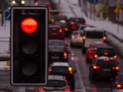 Semáforos en rojo: cuándo se pueden cruzar sin recibir multas y cómo detecta la DGT a los infractores